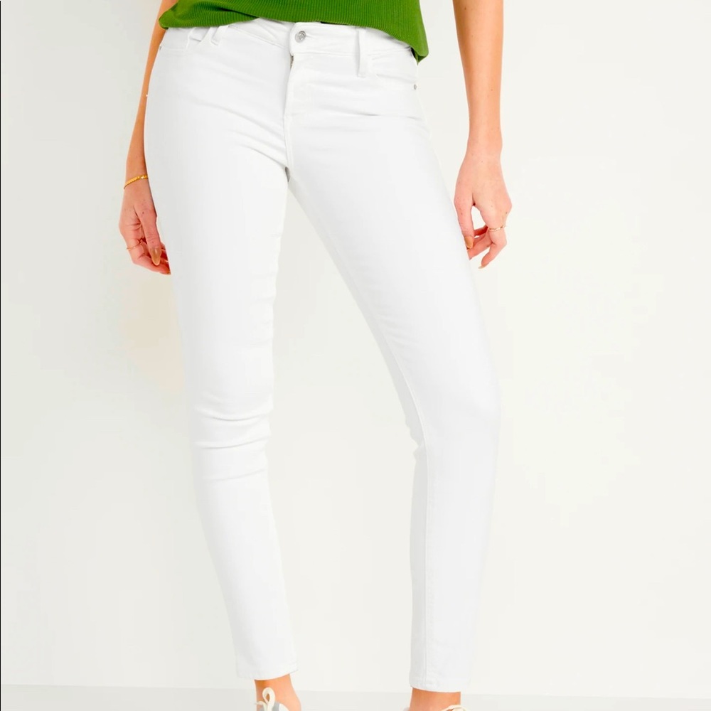 White Old Navy Mid-Rise Rockstar Super Skinny Jeans size 6 short